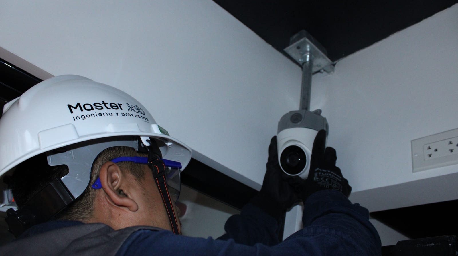 Instalación de una cámara de CCTV en área común.