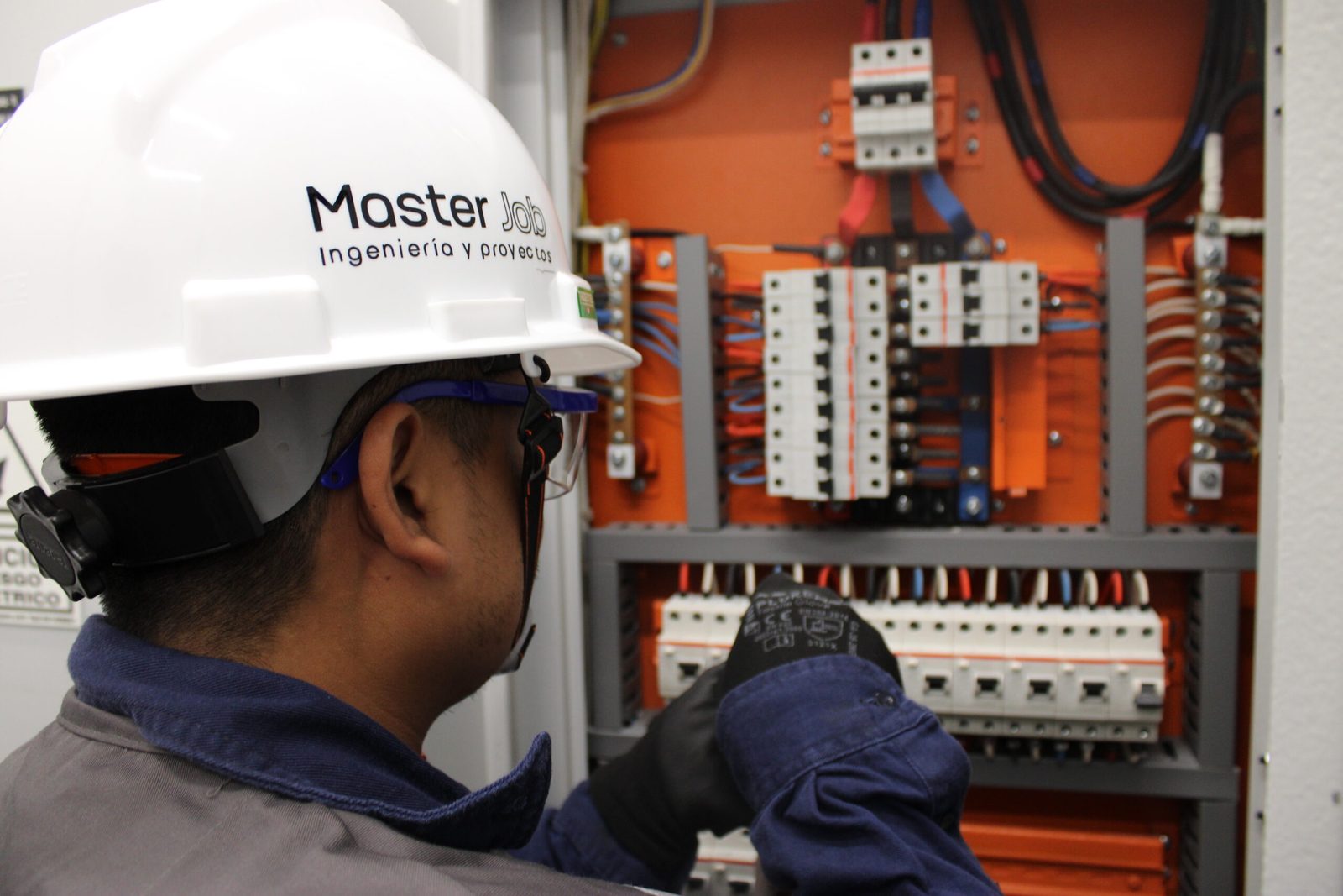 Técnico de Master Job interviniendo un tablero eléctrico de distribución.