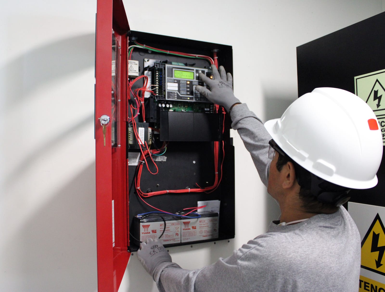 Técnico de Master Job verificando una central de alarma contra incendio.